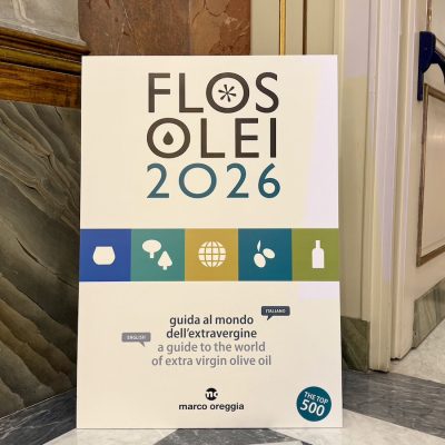 FLOS OLEI 2026. La maggiore età di una guida che celebra l’EVO.